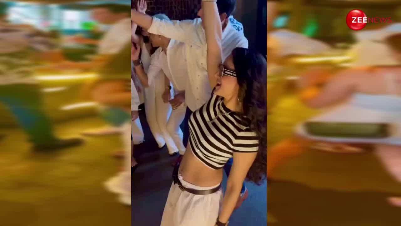 छोटा सा टॉप पहन लेट नाइट पार्टी में डांस करती दिखीं Ameesha Patel, अपनी ही धुन में नाचता देख लोग बोले- नशे का असर