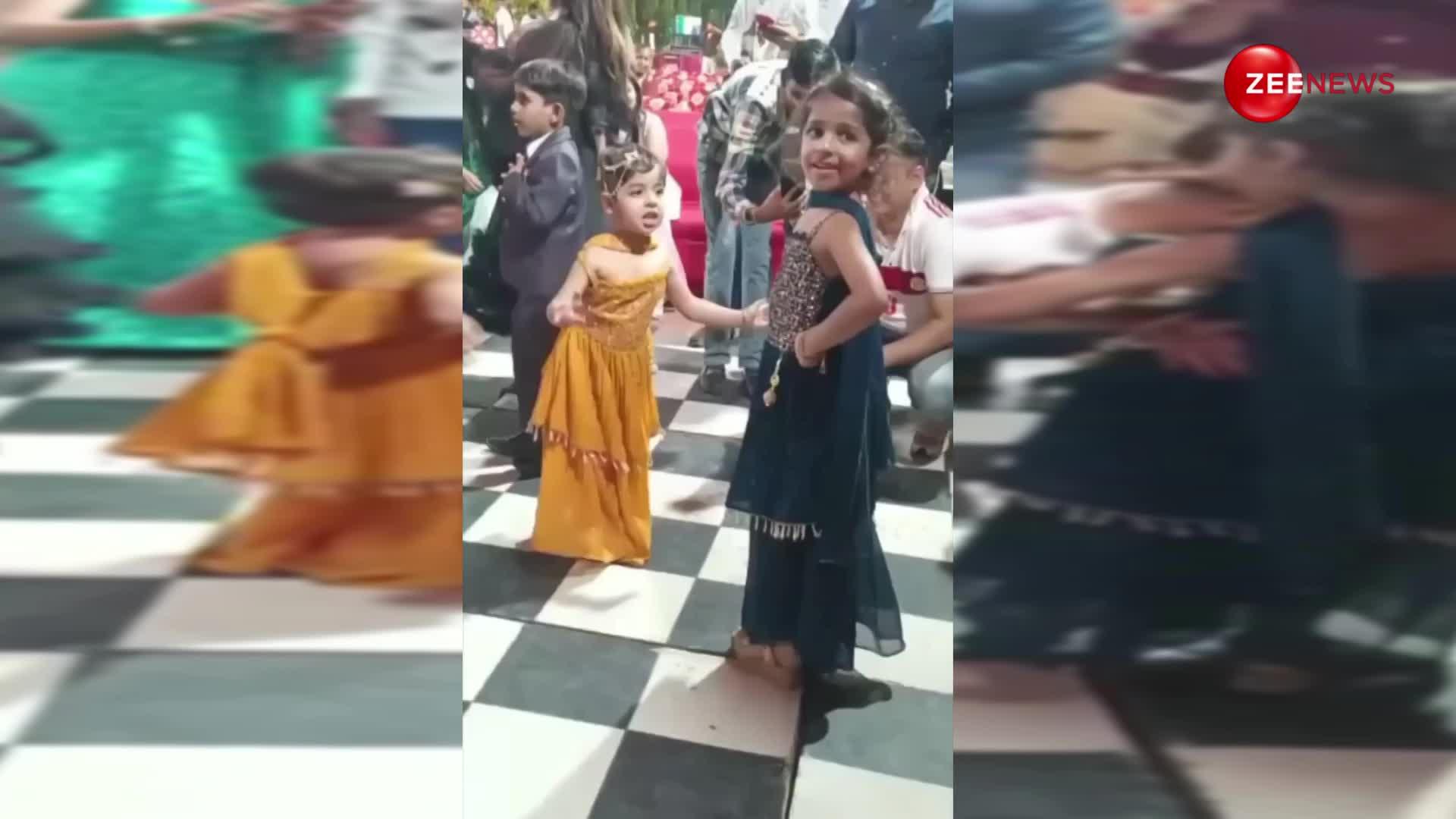 बड़ी बहन पर भारी पड़ी 3 साल की छोटी बहन, सारा काम छोड़ बच्चियों का वीडियो बनाने लगी भीड़