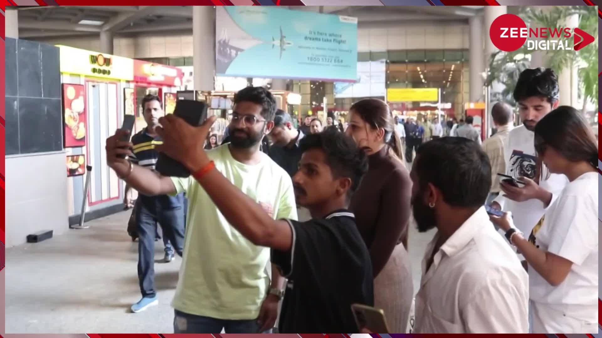 Sapna Choudhary को देखते ही एयरपोर्ट पर लगी लोगों की भीड़, सेल्फी देते-देते थक गई देसी क्वीन