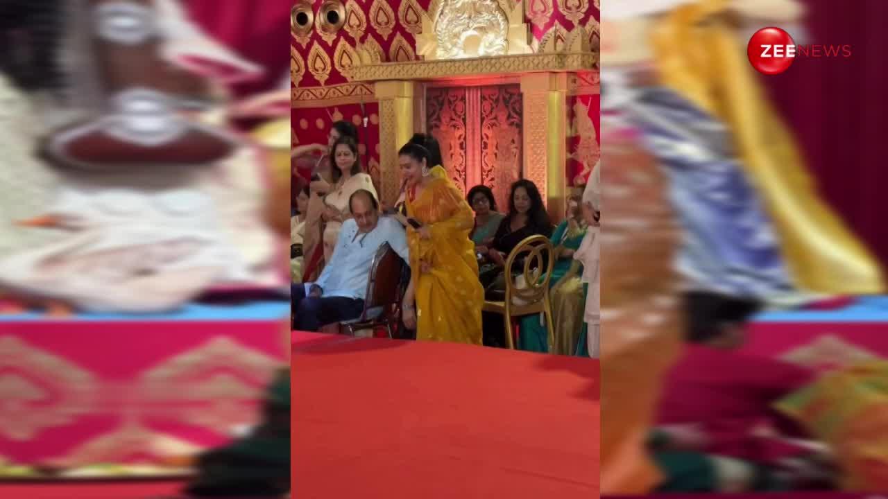 दुर्गा पूजा में तड़कती-भड़कती पीली साड़ी और उसपर खूबसूरत से झुमके पहन पहुंचीं Kajol, 49 की उम्र में खूबसूरती से 30 वाली एक्ट्रेस को दी टक्कर