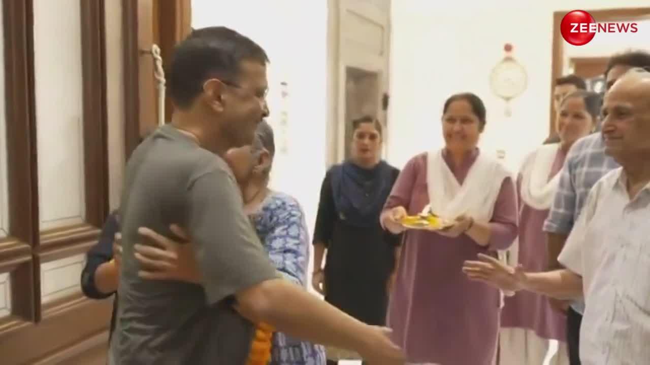 जेल से रिहा होने बाद CM केजरीवाल पहुंचे घर, मां ने तिलक-आरती से किया स्वागत