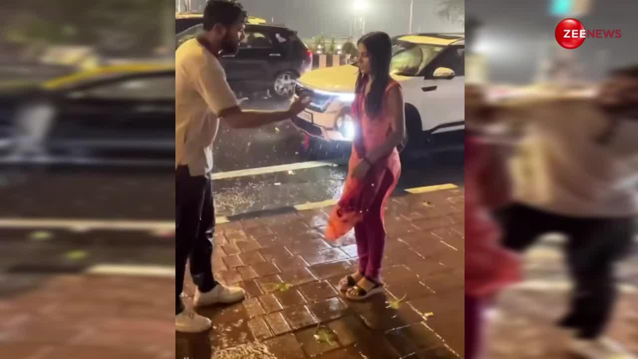 मूसलाधार बारिश के बीच कपल ने किया रोमांटिक डांस, वीडियो देख लोग बोले-जब वी मेट मूवी की याद आ गई