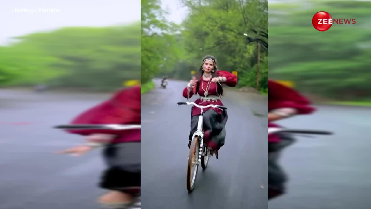 साइकिल चलाते हुए लड़की ने किया हरियाणवी गाने '52 गज' पर डांस, वीडियो वायरल