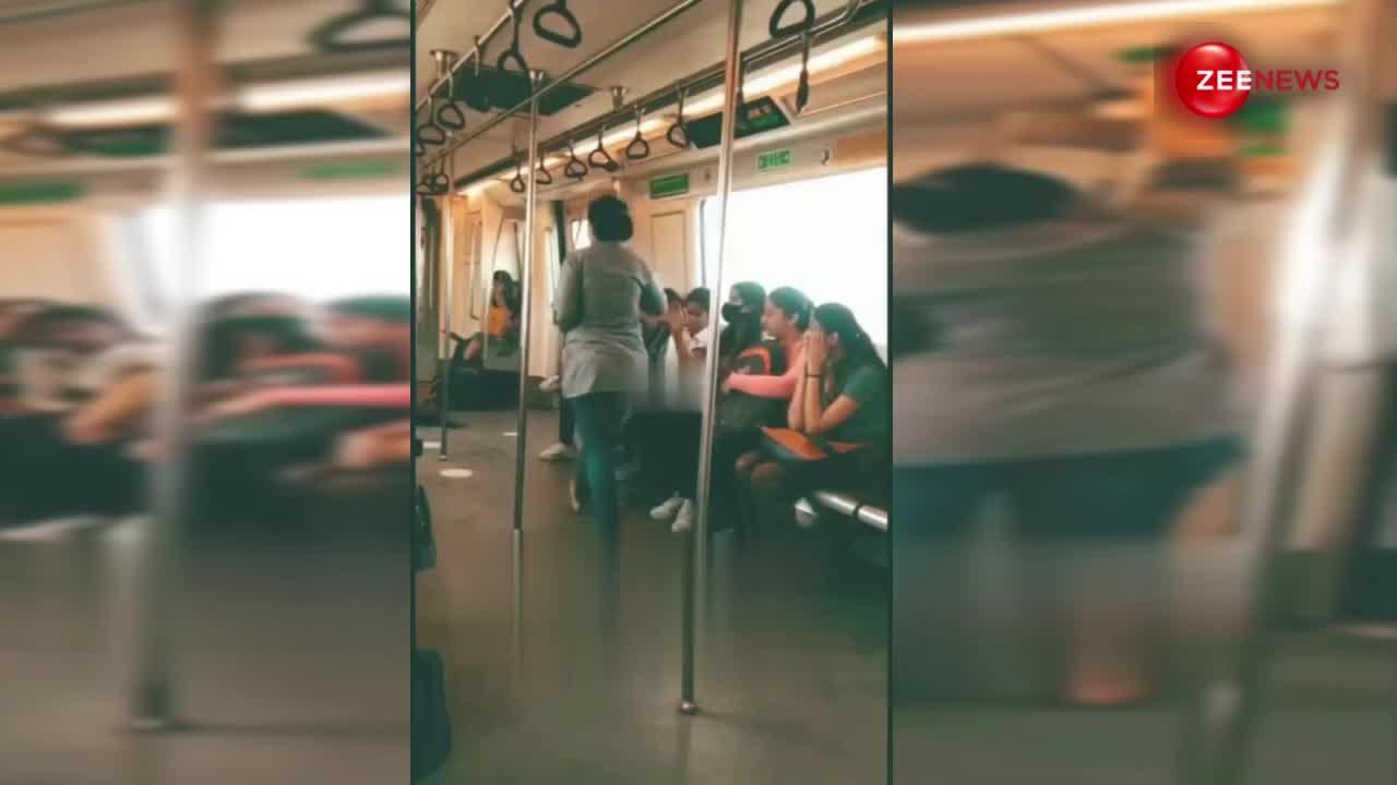 मेट्रो के अंदर हुई लड़ाई... एक दूसरे पर जमकर बरसाई चप्पल, वीडियो हुआ वायरल