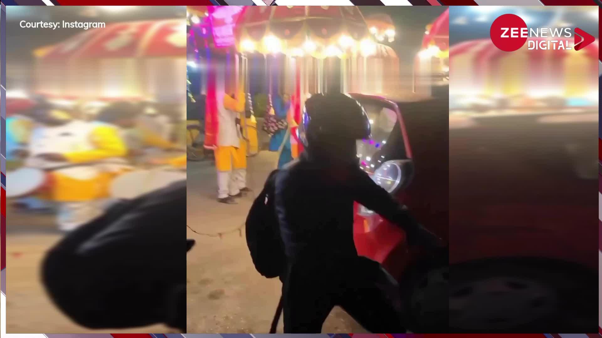 Video: बारात ने लगाया सड़क पर जाम, तो डीजे पर बाइक सवार करने लगा डांस, देखने वाले रह गए दंग..