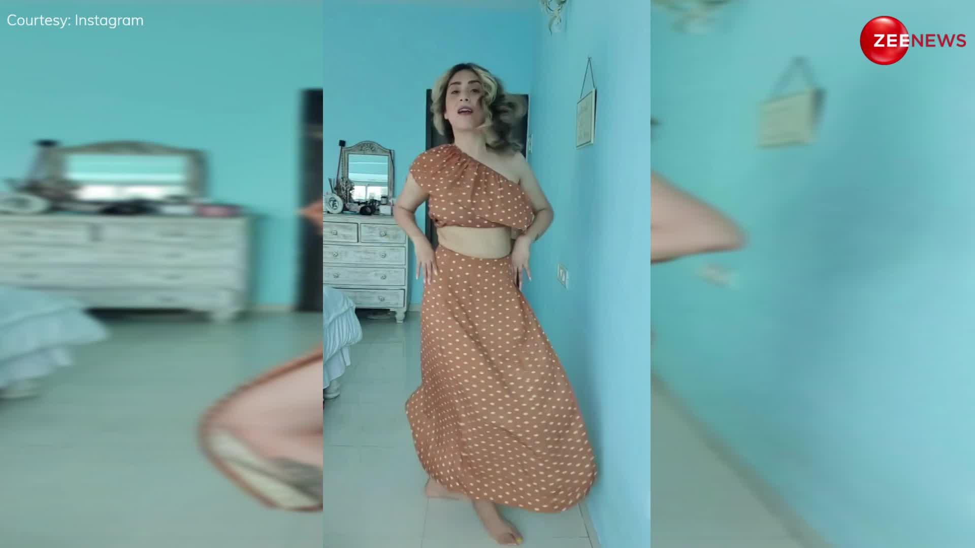 कट वाली ड्रेस पहन तितली बनी Neha Bhasin पर झेलना पड़ा oops मोमेंट, देखें ये वायरल वीडियो