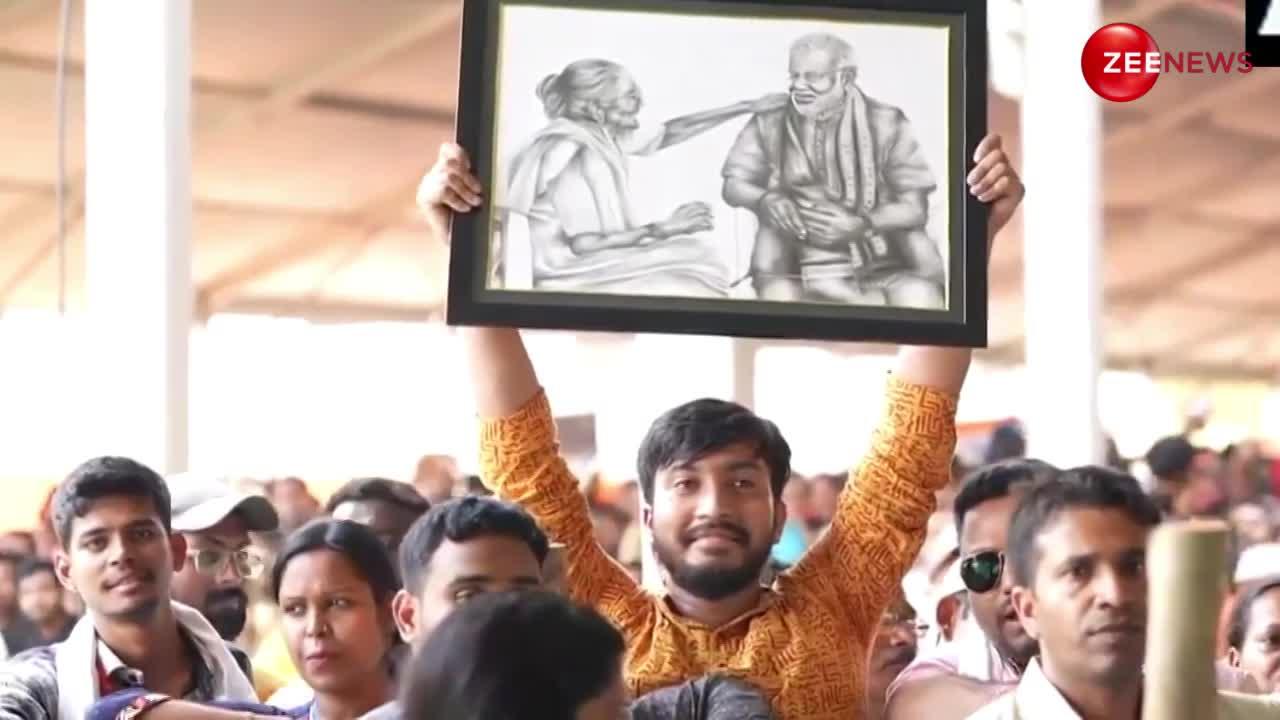 भीड़ में पीएम मोदी और उनकी मां की पेंटिंग लिए खड़ा था शख्स, प्रधानमंत्री ने भाषण रोक मंगवाई तस्वीर