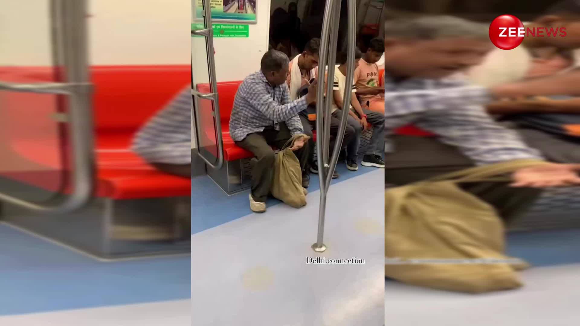 Delhi Metro में बुजुर्ग अंकल ने लगाई सुरों की महफिल, खूबसूरत अंदाज में गाया मोहम्मद रफी साहब का गाना-VIDEO