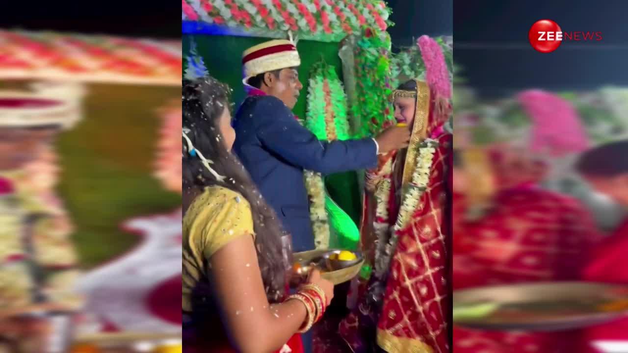 Dulha Dulhan Video: दूल्हे ने दुल्हन को खिलाया अपना झूठा रसगुल्ला तो लड़की ने झटक दिया हाथ, रिश्तेदारों के सामने ही लड़-भिड़ लिया कपल