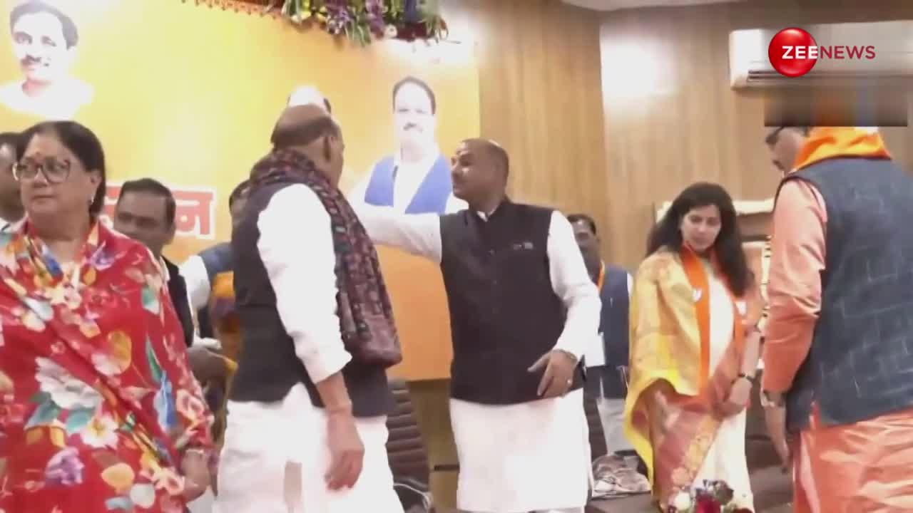 Video: भजनलाल शर्मा बने राजस्थान के नए मुख्यमंत्री, राजनाथ सिंह ने फूल भेंट कर दी बधाई