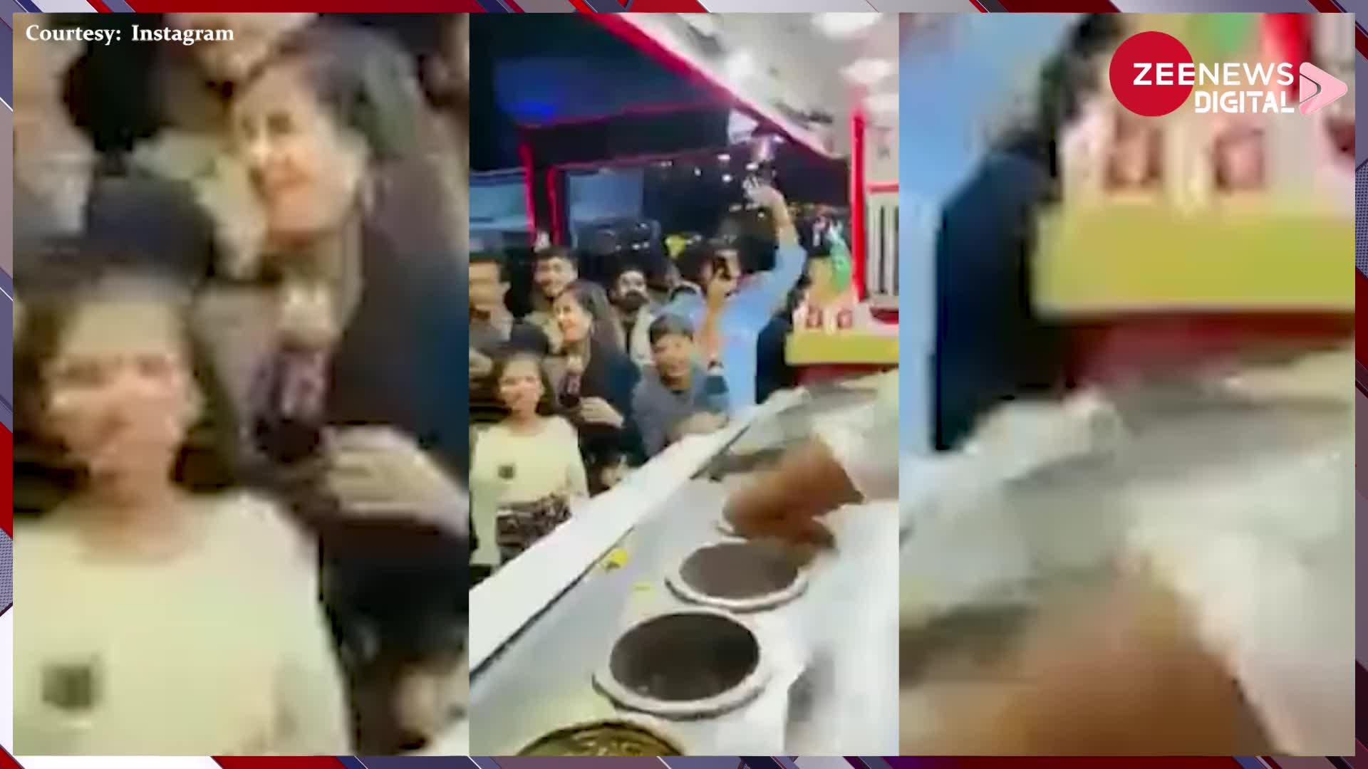 Viral Video: Icecream खाने के लिए टूट पड़ा शख्स, आइसक्रीम बेचने वाले ने दिया ऐसा रिएक्शन