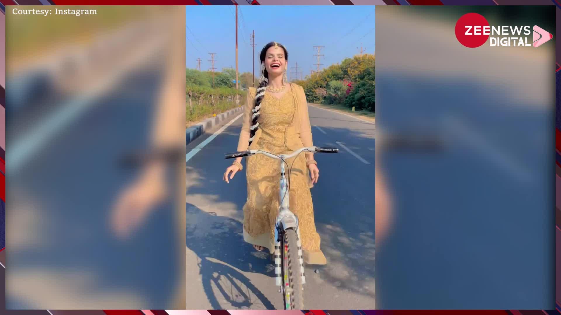Viral: सड़क पर चलते-चलते छोड़ा साइकिल का हैंडल, लड़की फिर करने लगी डांस, देखने वालों के उड़े होश