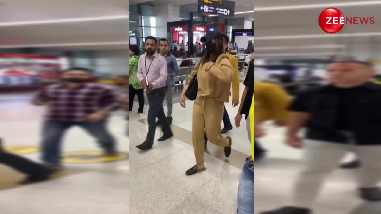 Video: दिल्ली एयरपोर्ट पर Priyanka Chopra के साथ फैन ने की बदतमीजी, सेल्फी खींचवाने के लिए ले लिया एक्ट्रेस के गार्ड से पंगा; Viral