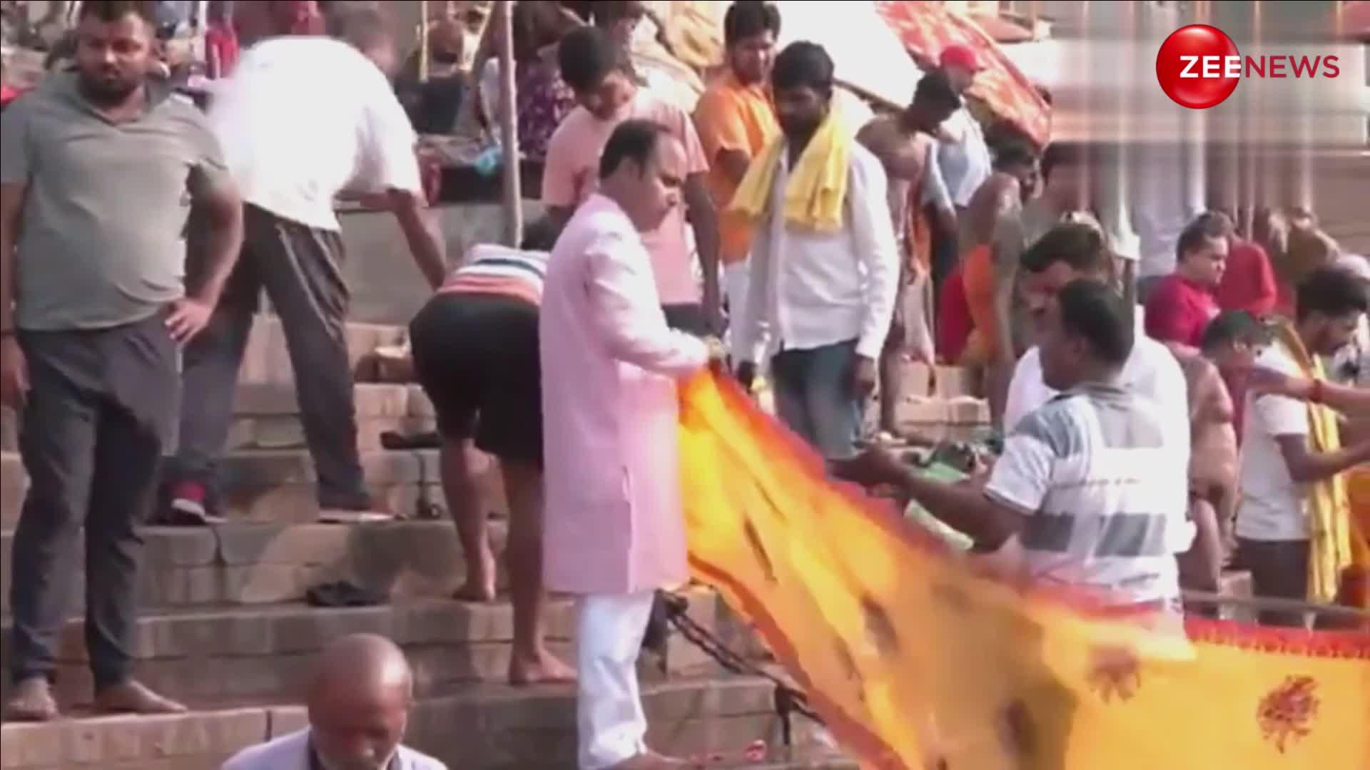BJP समर्थकों ने मां गंगा को पहनाई 400 मीटर लंबी साड़ी, वाराणसी से सामने आया वीडियो