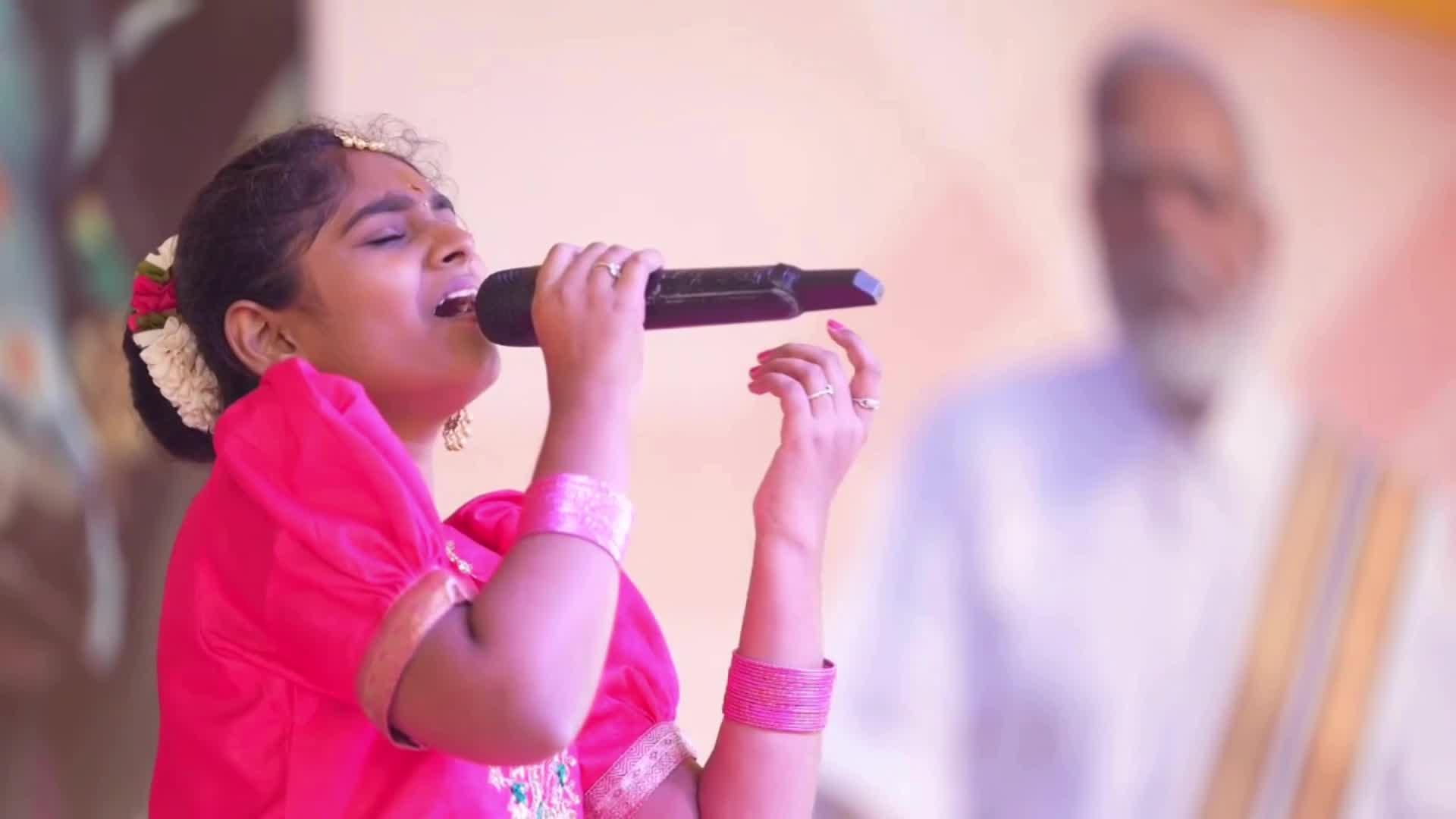 PM Modi Video: पोंगल के अवसर पर युवा लड़की ने पीएम मोदी के छुए पैर, तो प्रधानमंत्री ने उपहार में दिया शॉल