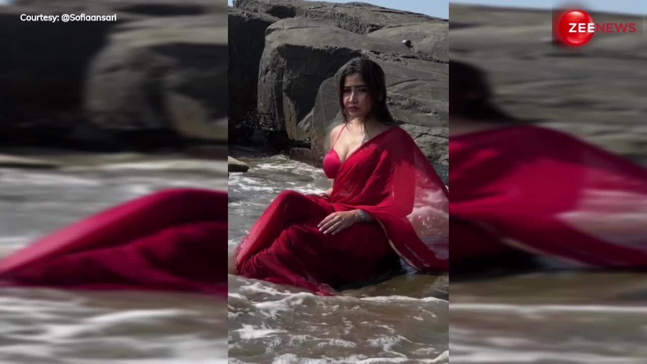 समुद्र के पानी में लाल साड़ी पहन Sofia Ansari ने दिए बेहद ही हॉट पोज, बोल्ड अदाओं ने मचाई ऐसी खलबली, बेकाबू हो गए आशिक