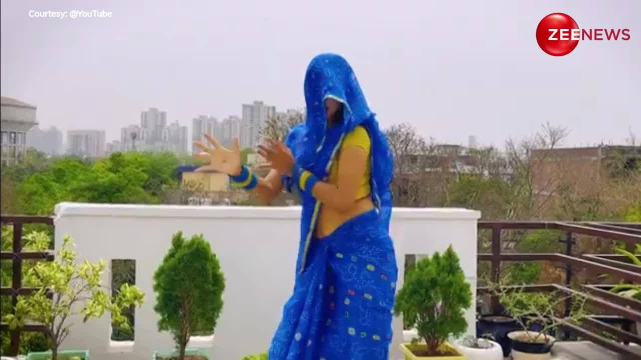 Desi Bhabhi Hot: गाम की बिजली बनी देसी 'भाभी जी', नीली साड़ी पर घूघंट ओढ़ किया कातिलाना डांस; अपने मूव्स से लगाई आग