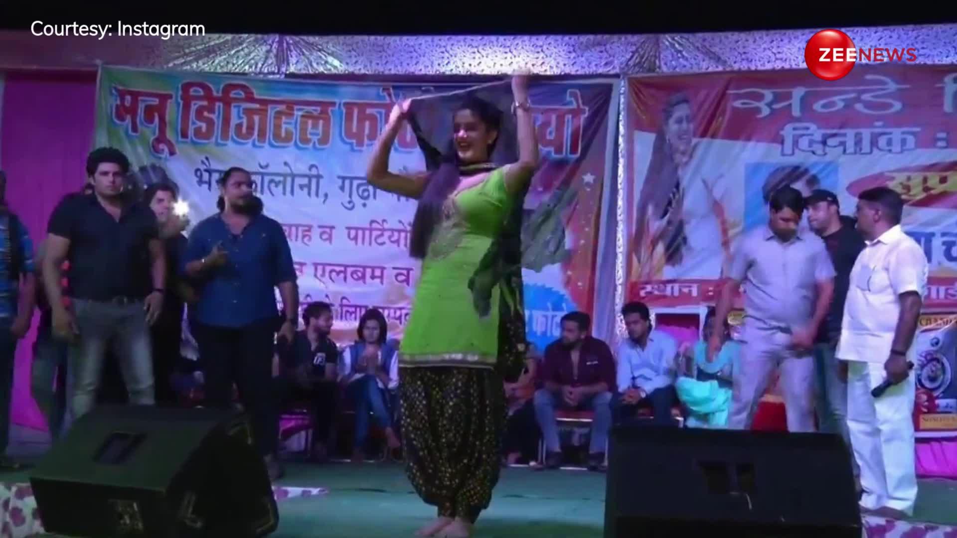 'लत लग जागी' पर Sapna Choudhary ने घूंघट में किया ऐसा डांस, भीड़ में नोट उड़ाने लगे बुजुर्ग ताऊ