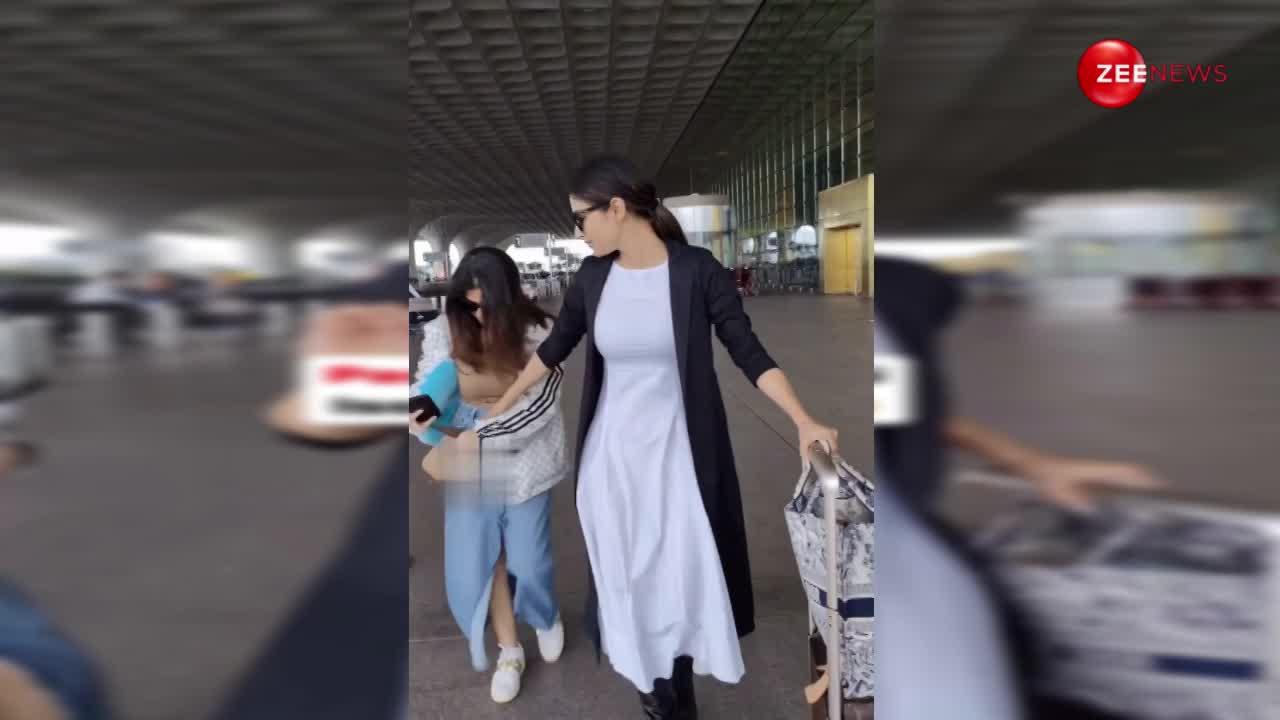 वाइट ड्रेस में  Mouni Roy एयरपोर्ट पर पैप्स के साथ बातचीत करते नजर आईं, वीडियो देख ट्रोल्स बोले-प्लास्टिक सर्जरी की दुकान