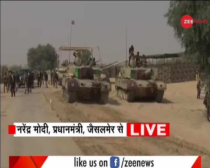 Jaisalmer में Tank पर सवार हुए PM Modi; Video देख कर आप भी बोलेंगे 'जय हिन्द'