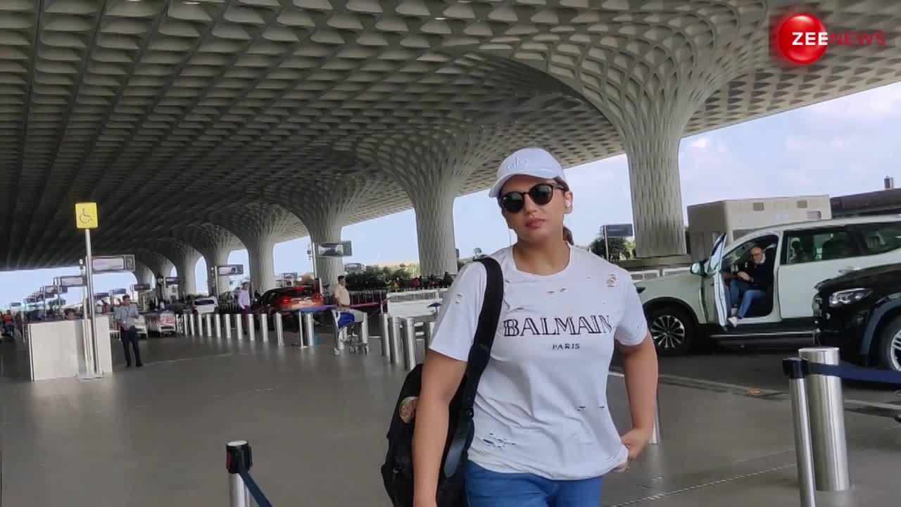 Huma Qureshi की टी शर्ट को चूहों ने काटा! फिर भी पहनकर पहुंच गईं एयरपोर्ट, बोले ट्रोलर्स- दीदी कपड़े कम पड़ रहे है तो हमसे ले लो...