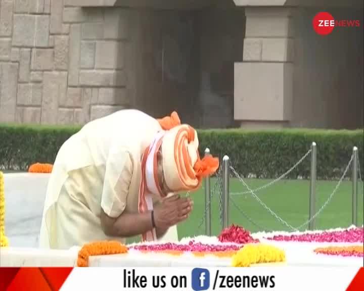 प्रधानमंत्री नरेंद्र मोदी ने राजघाट पर पहुंचकर राष्ट्रपिता महात्मा गांधी को दी श्रद्धांजलि