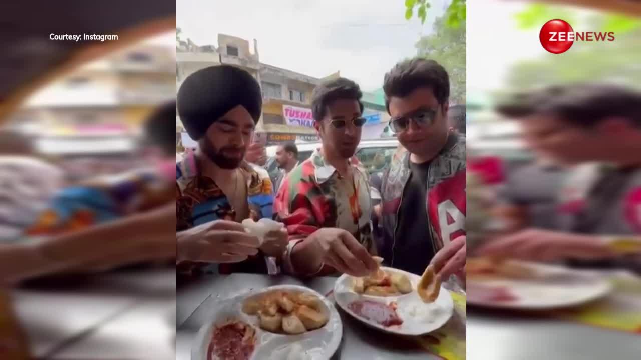 दिल्ली की सड़कों पर ये चीज खाते दिखे 'फुकरे', हनी भाई और चूचा का खूब दिखा याराना