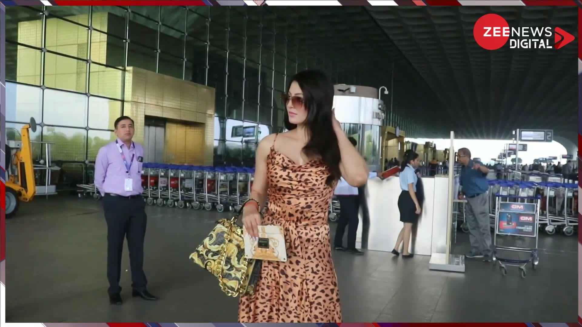 Urvashi Rautela ने थाई-हाई स्लिट ड्रेस में दिखाया अपना जलवा, एयरपोर्ट पर आईं बेहद खूबसूरत नजर