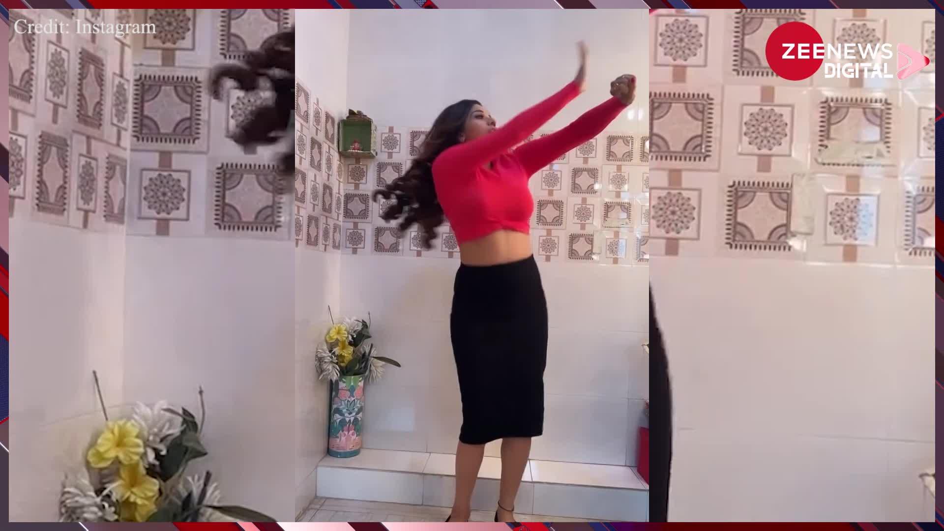 भोजपुरी एक्ट्रेस Monalisa ने दिखाए अपने किलर डांस मूव्ज, वीडियो देख बढ़ी फैंस के दिलों की धड़कन