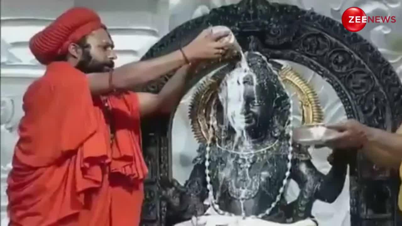 Ayodhya: प्राण प्रतिष्ठा के बाद रामलला की पहली राम नवमी,  दूध से कराया गया स्नान; वायरल वीडियो