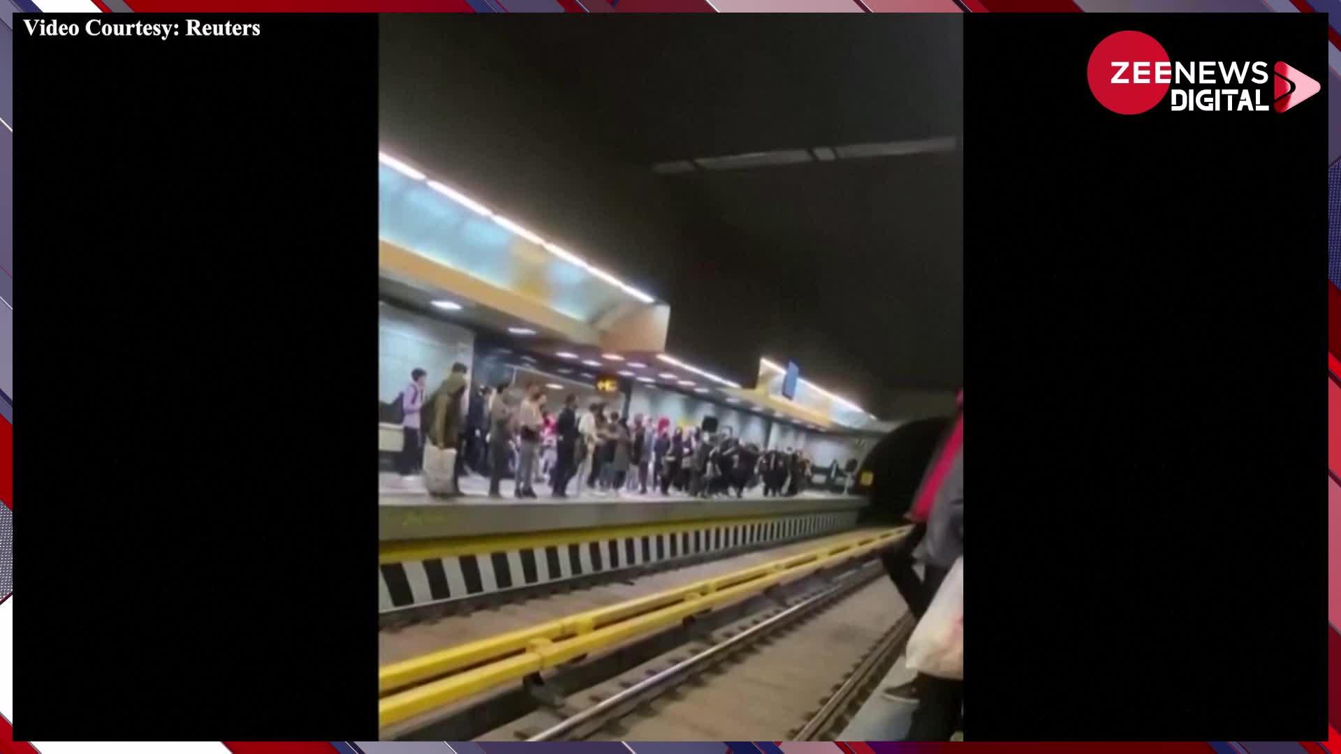 Iran: मेट्रो स्टेशन पर पुलिस ने लोगों पर चलाई अंधाधुध गोलियां, लाठी डंडों से की पिटाई