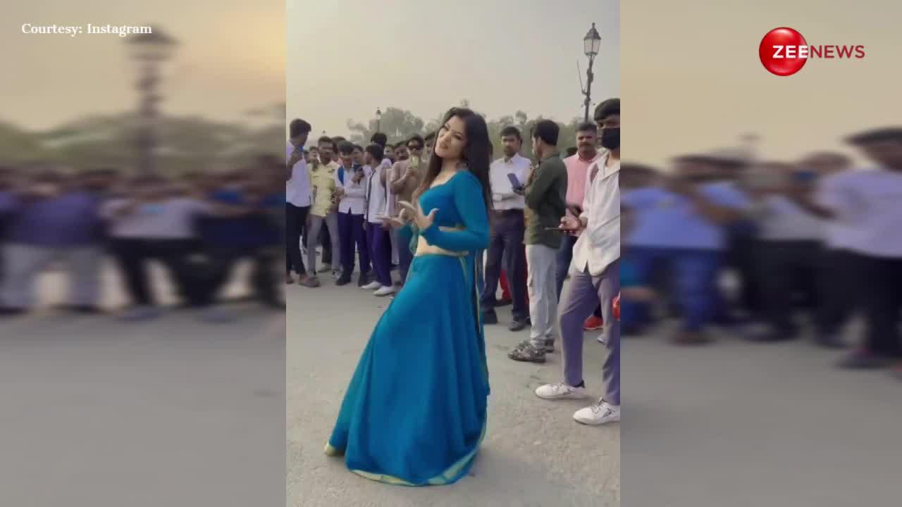 इंडिया गेट के सामने लड़की ने भोजपुरी गाने पर लगाए ठुमके, तेजी से वायरल हुआ वीडियो