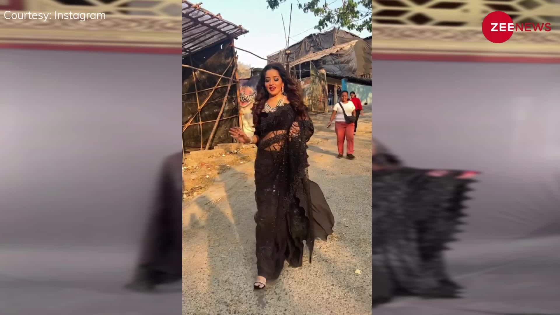 भोजपुरी भाभी Monalisa ने ब्लैक साड़ी के साथ टाइट डीपनैक ब्लाउज पहन बड़ाई लोगों के दिल की धड़कन
