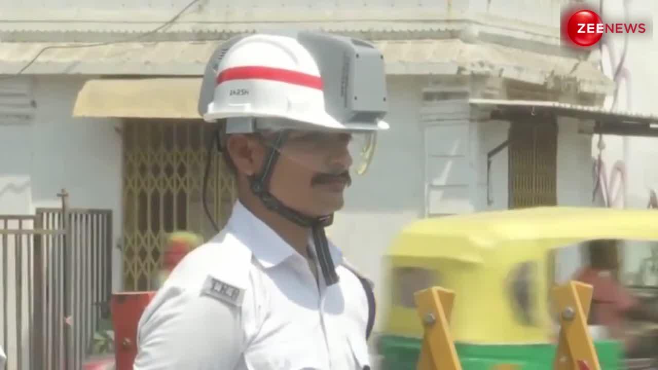 Gujrat: गर्मी की मार झेलने के लिए ट्रैफिक पुलिस ने लगाए AC हेलमेट, सामने आया वीडियो