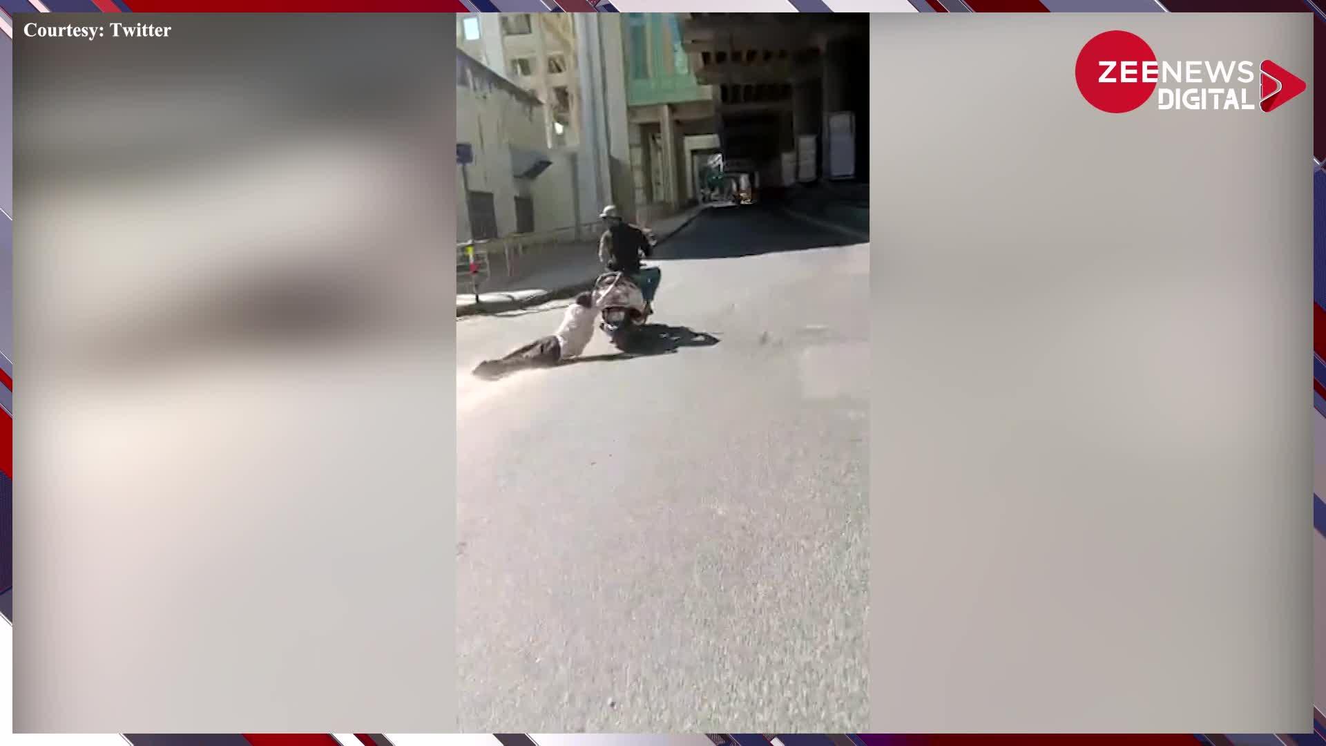 Viral Video: दिन दहाड़े स्कूटी वाले ने 71 साल के व्यक्ति को सड़क पर घसीटा, बेंगलुरु से सामने आया हैरान कर देने वाला मामला