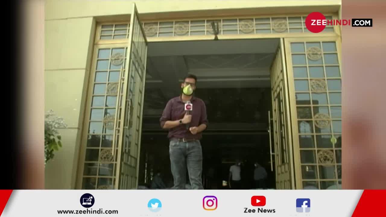 VIDEO : दिल्ली के बैंक्वेट हॉल में शादी के मंडप की जगह लगने लगे कोरोना बेड !