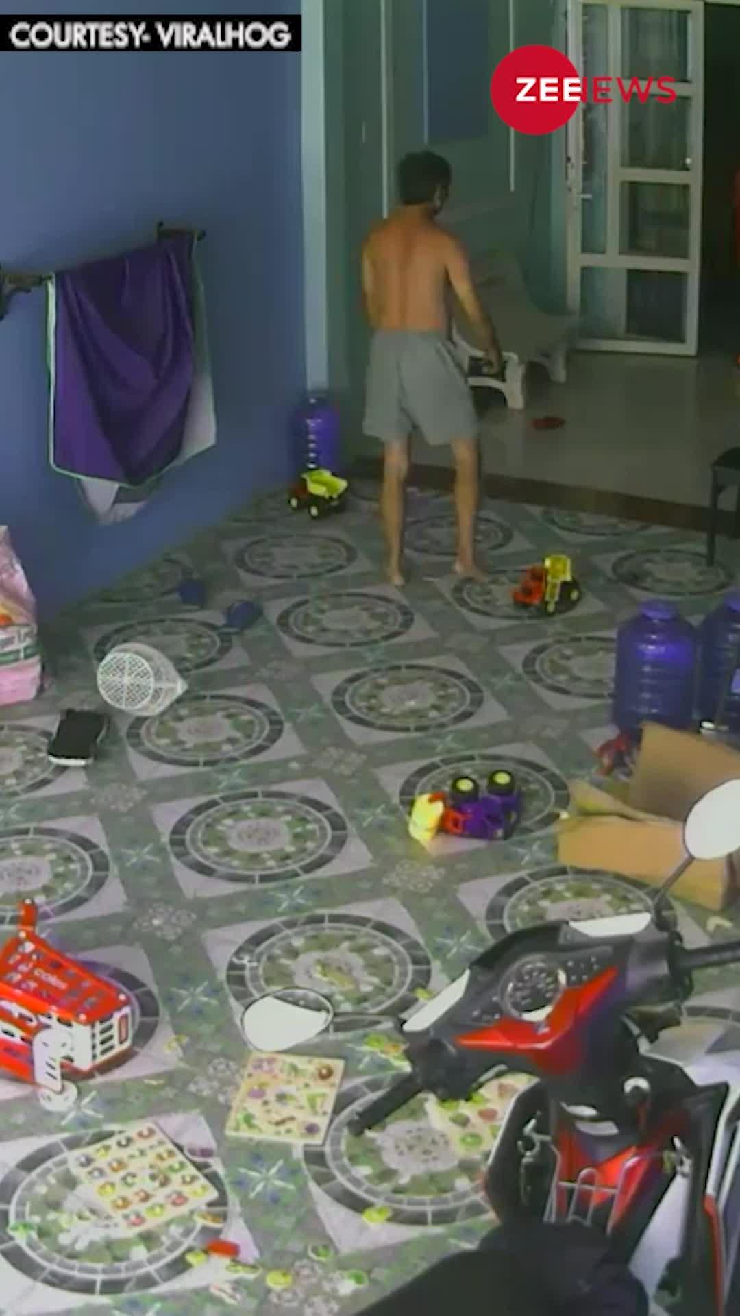 Video: जब बच्चे के सामने आ गया किंग कोबरा, देखिए फिर क्या हुआ?