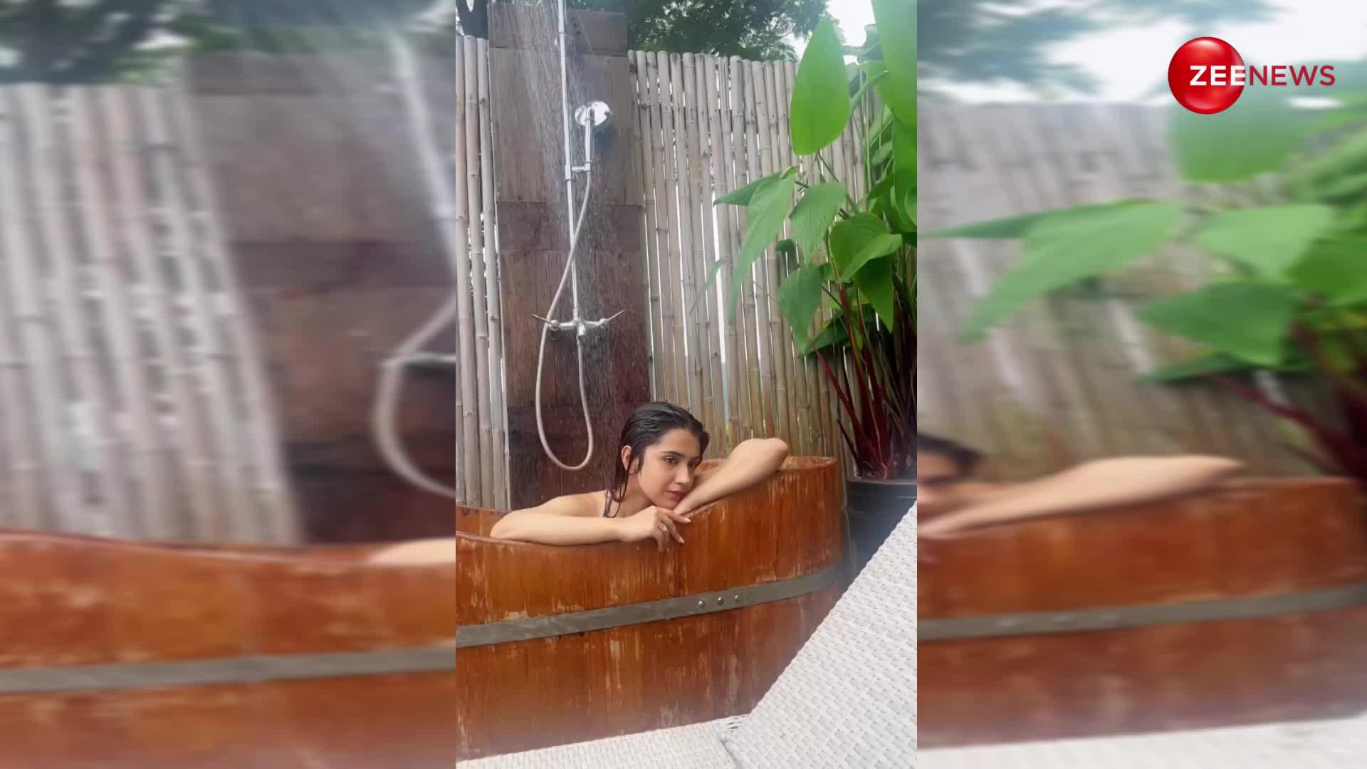 बाथटब में बैठ Roshni Walia ने बना डाला अपना प्राइवेट वीडियो, गीले बालों में देख; बेकाबू हुए फैंस