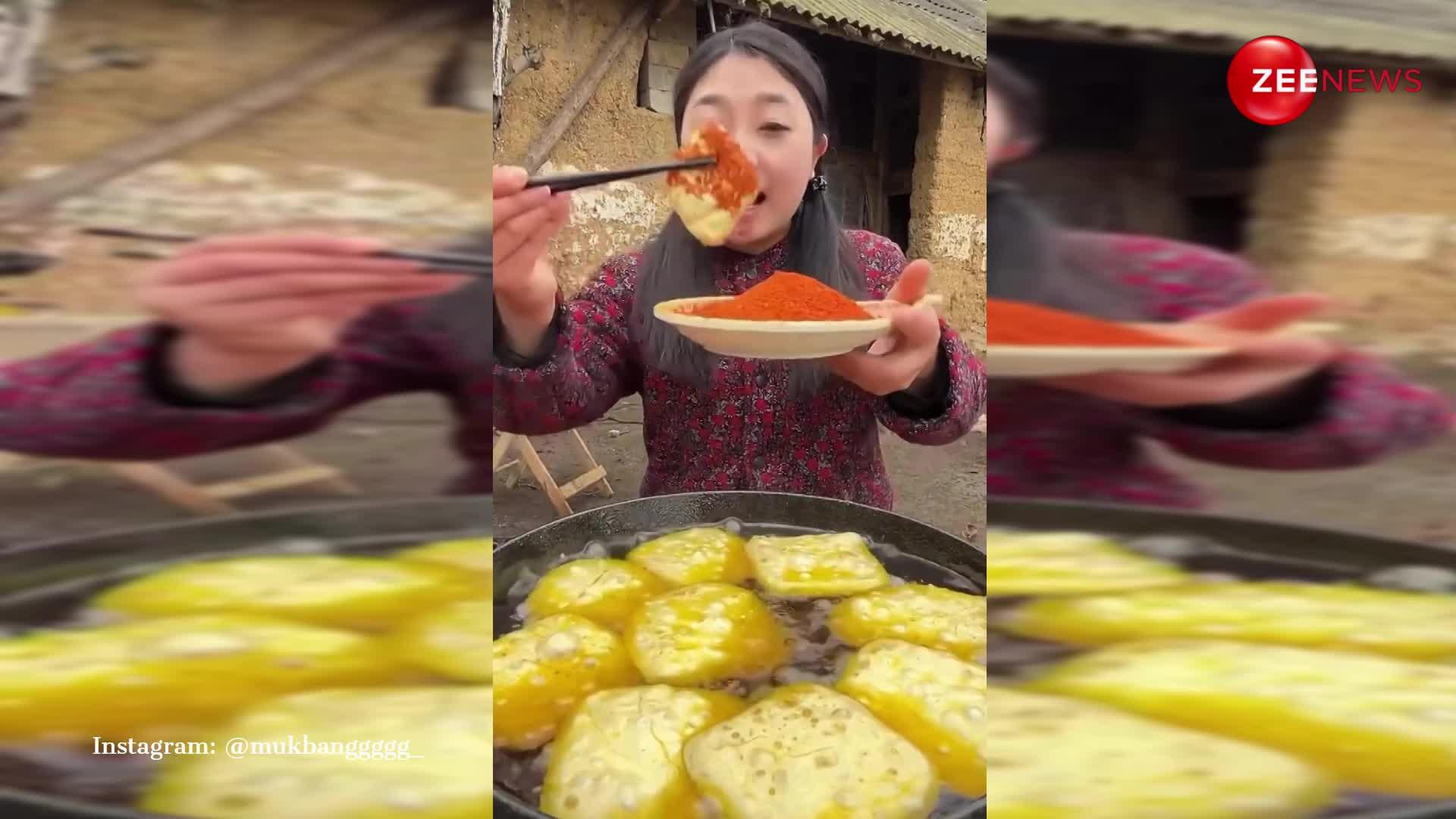उबलते तेल से उठाकर मिर्ची में डाल तोफू खाने लगी चाइनीज महिला, देख लोग बोले- हे प्रभू अवतार लो
