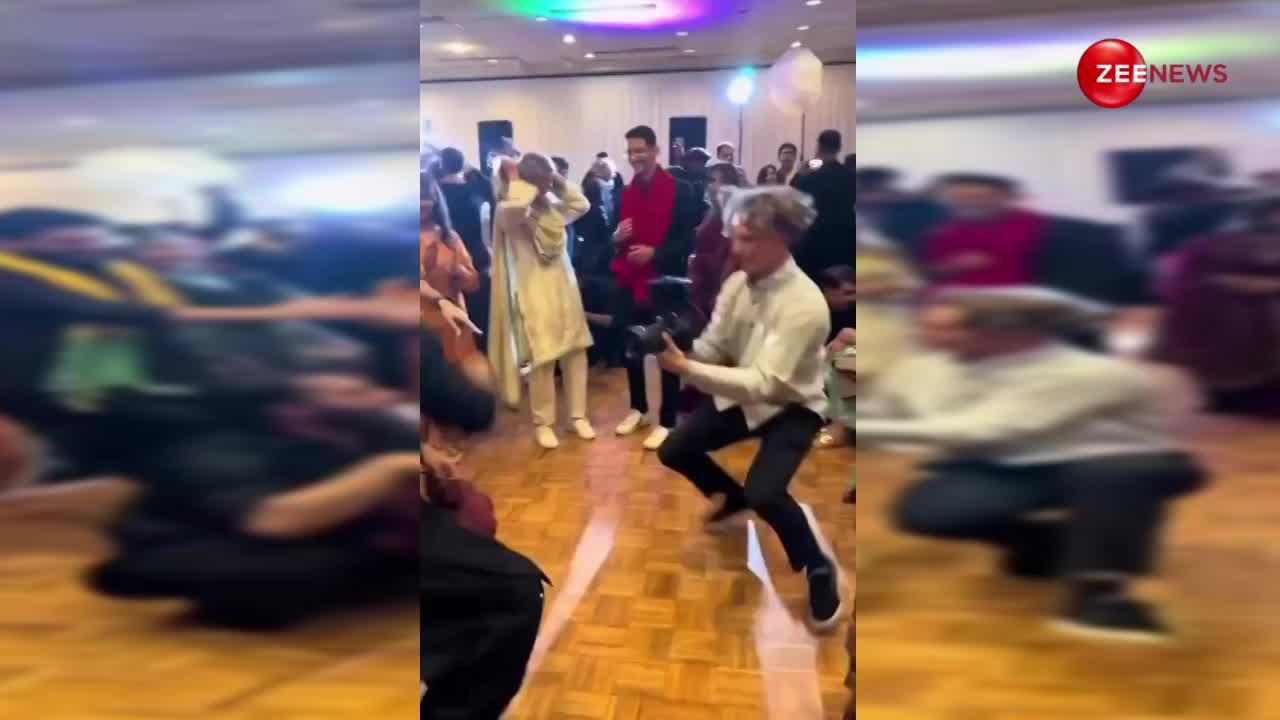 शादी में नाचते लोगों को देख एक्साइटेड हुआ फोटोग्राफर, फिर कैमरा लेकर ही करने लगा डांस; टैलेंट देख चौंक जाएंगे आप