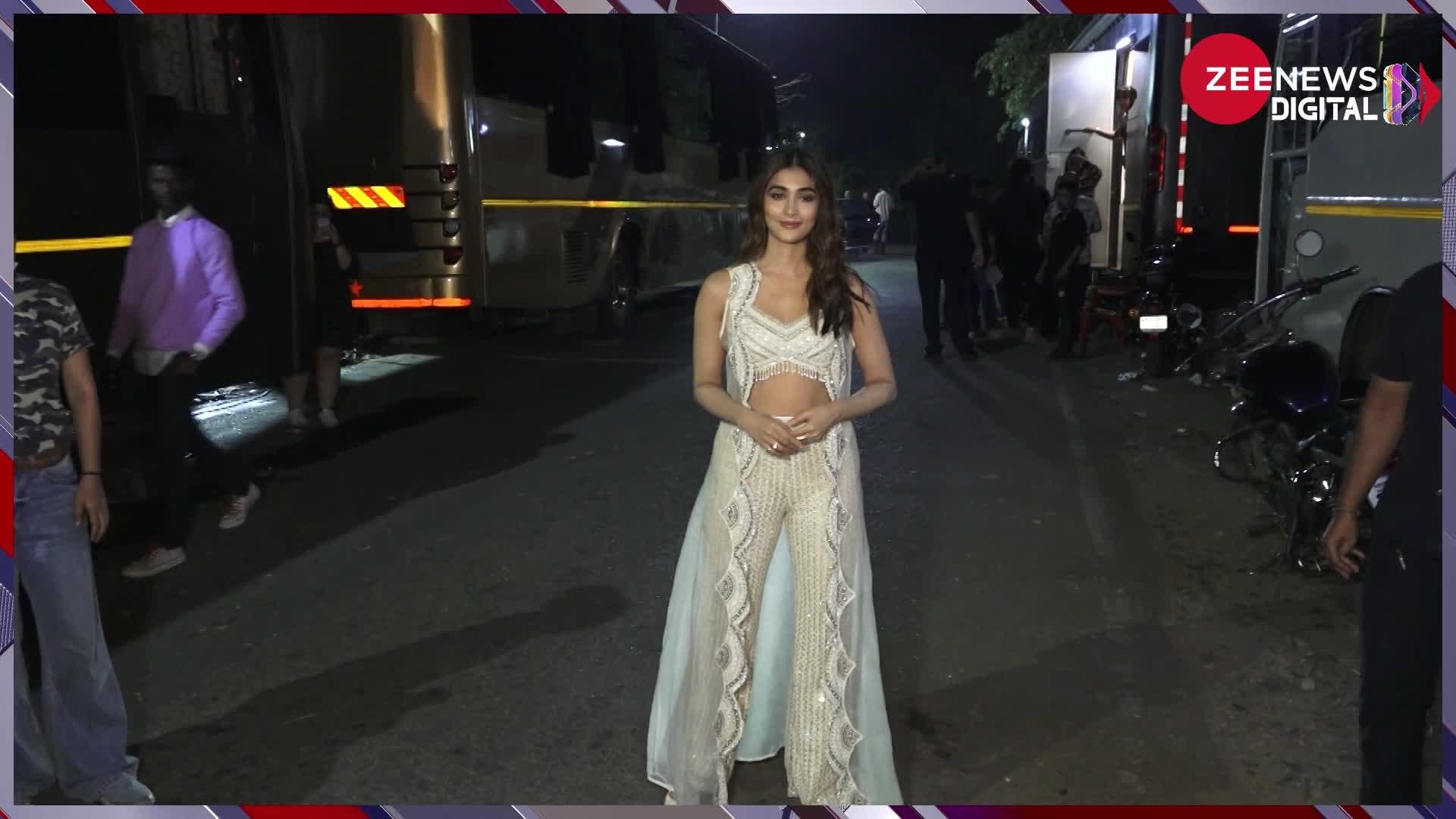 Kapil Sharma Show पर ब्लाउज पर जालीदार श्रग पहन हसीन ने दिखाई दिलकश अदाएं, चारों ओर से पैपराजी ने एक्ट्रेस को घेरा
