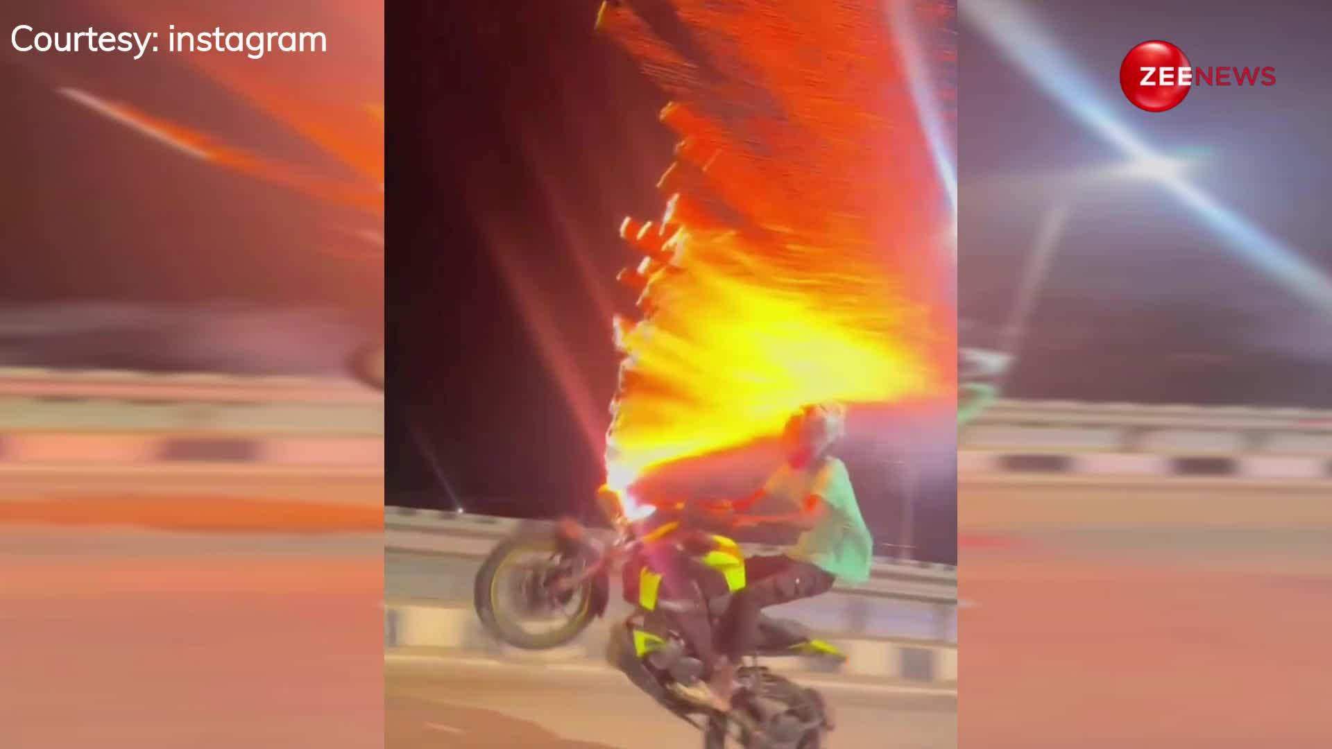 पटाखों के साथ बाइक पर स्टंट कर रहे लड़के का वीडियो इंटरनेट पर हुआ वायरल, लोगों ने कमेंट्स में निकाला अपना गुस्सा
