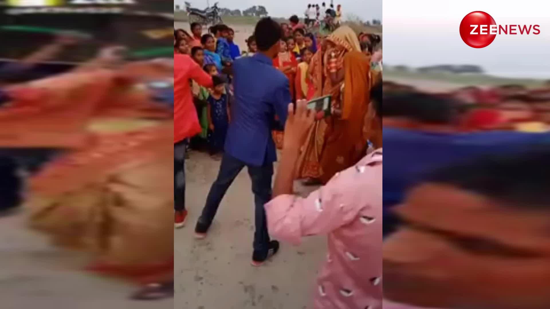 viral Devar Bhabhi dance: बारात में देवर ने भाभी का हाथ पकड़ किया ऐसा, देख हंसते-हंसते लोट-पोट हुए लोग