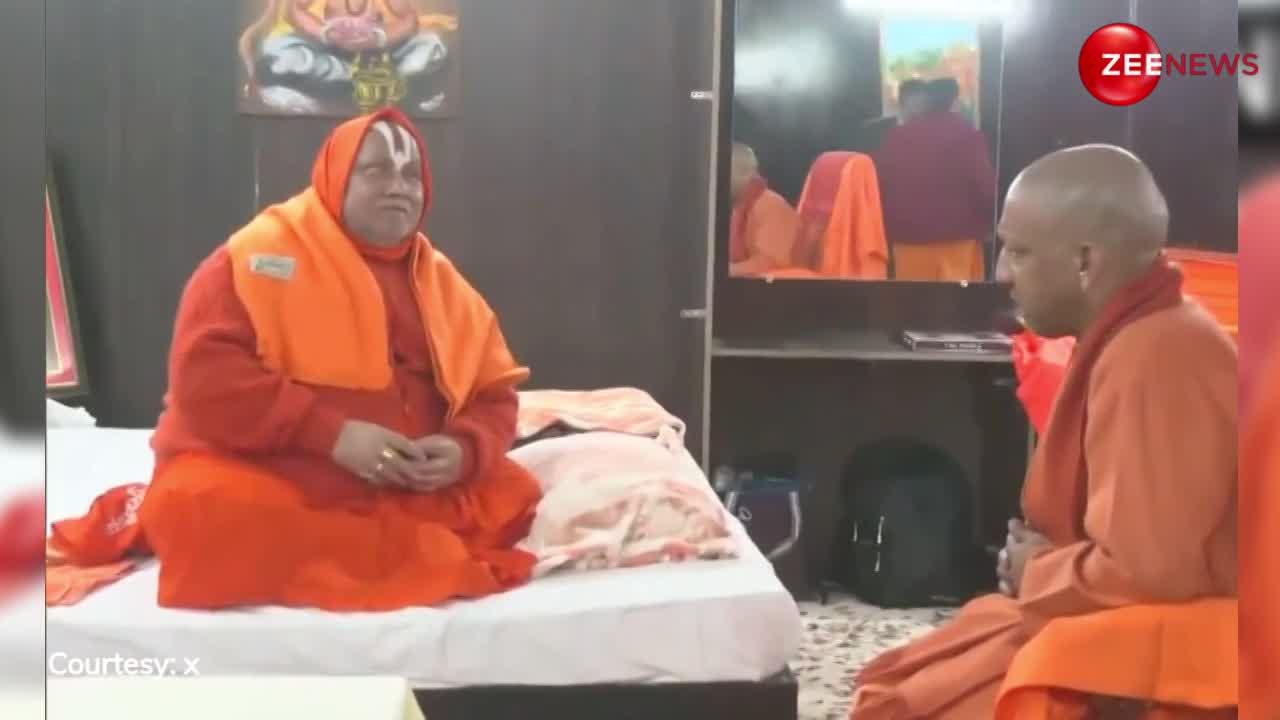 CM योगी आदित्‍यनाथ पहुंचे अयोध्‍या, जगद्गुरु रामभद्राचार्य से की मुलाकात