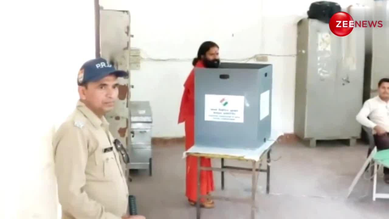 Lok sabha elections 2024: वोट करने पोलिंग बूथ पहुंचे सद्गुरु और योगगुरु बाबा रामदेव, सामने आया वीडियो