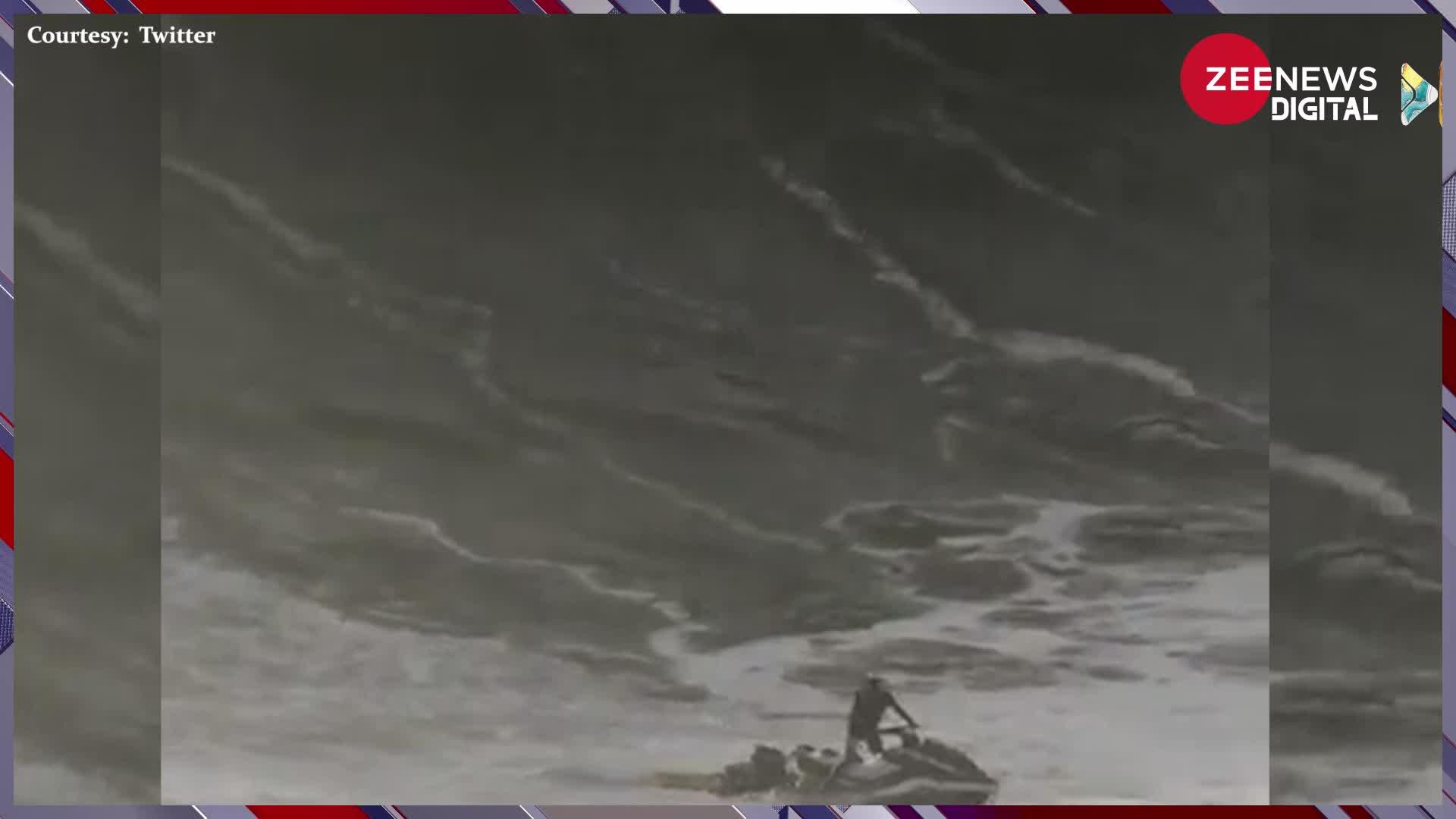 Shocking Video: समुद्र में डूब रहा था शख्स, अचानक हुआ करिश्मा और बच गई जान, देखें वीडियो