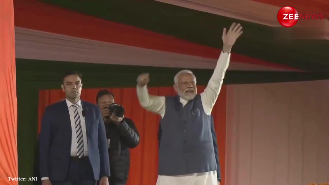 PM Modi in Jammu: जम्मू के मौलाना आजाद स्टेडियम में पहुंचे PM Modi, देख खुशी से झूम उठे बच्चे