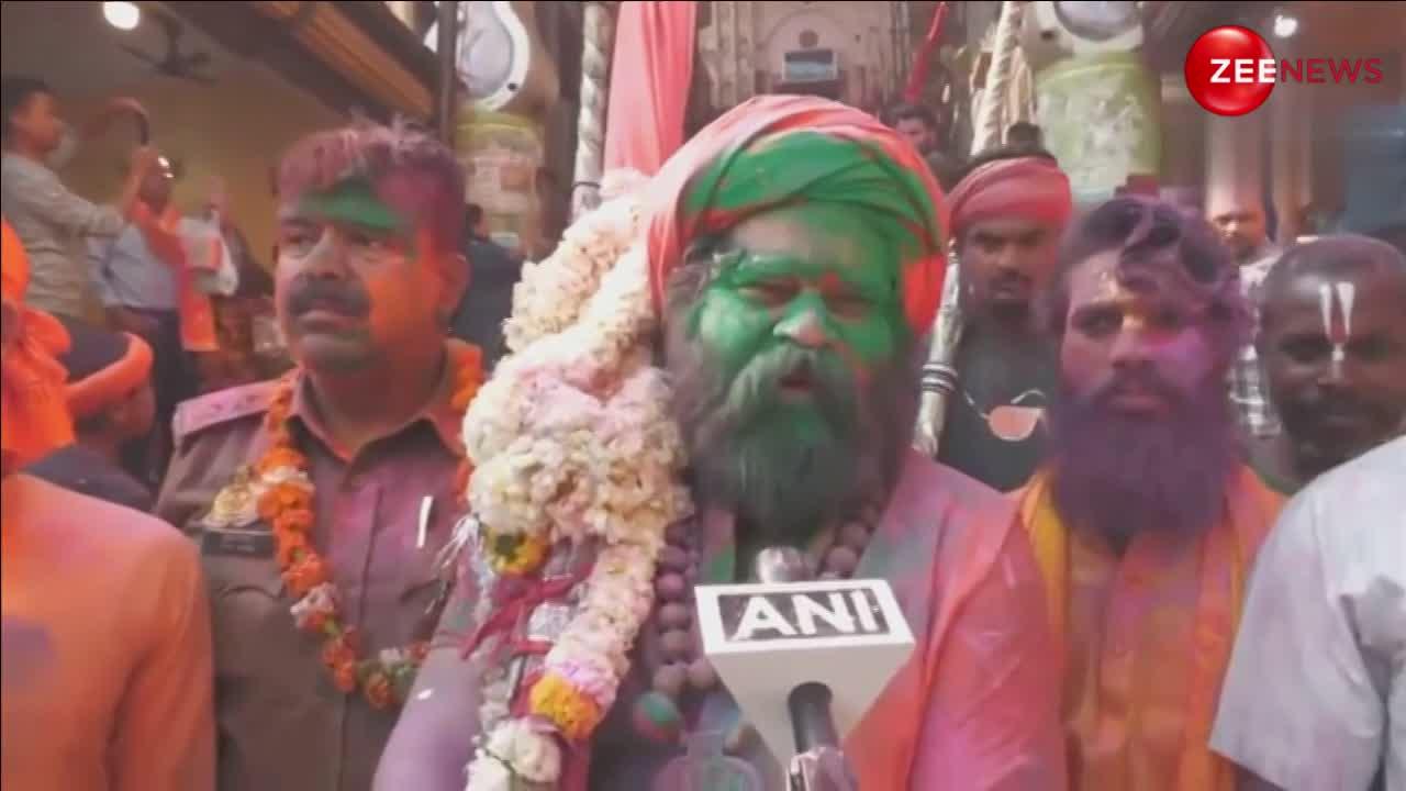 VIDEO: अयोध्या के हनुमान गढ़ी मंदिर में गुलाल में रंगे बजरंगबली, होली खेलने उमड़ा भक्तों का सैलाब