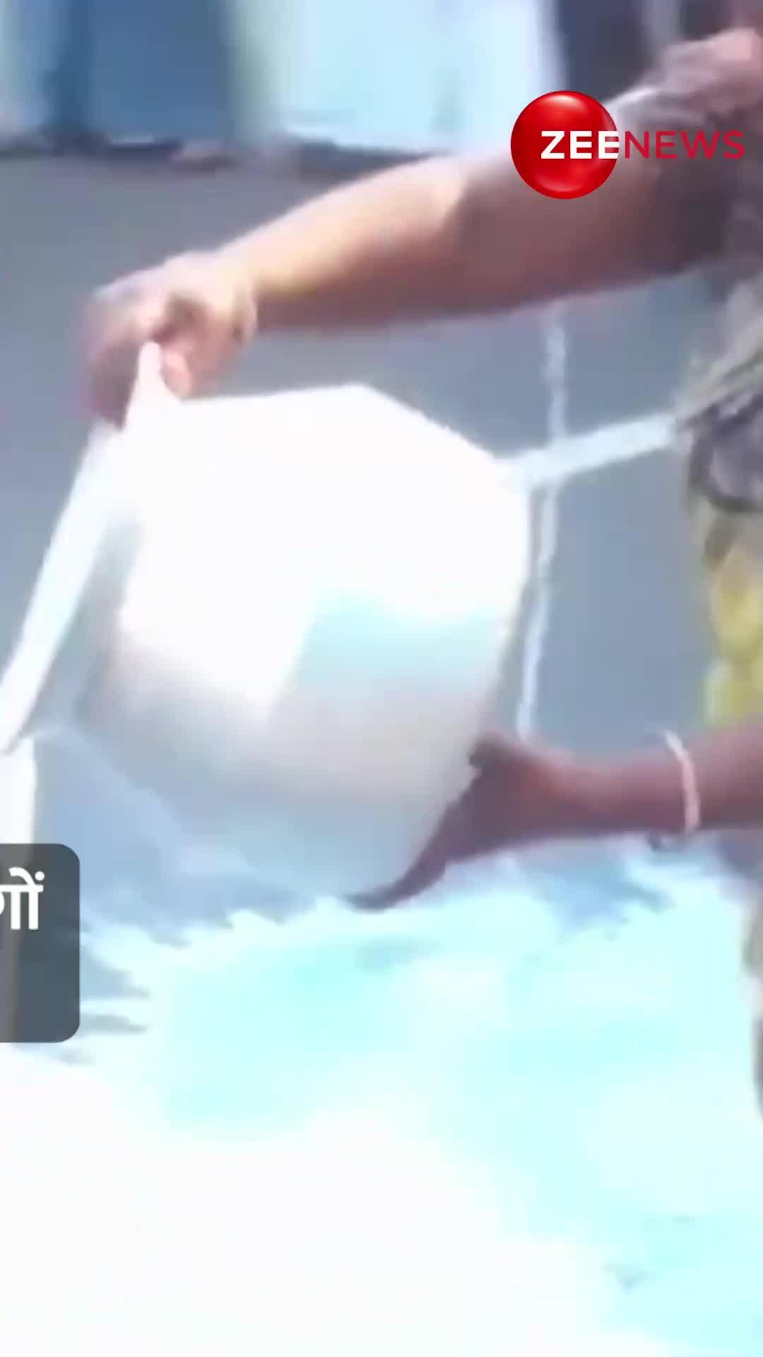 Tamil Nadu के Madurai में किसानों का विरोध प्रदर्शन , सड़कों पर फैलाया दूध