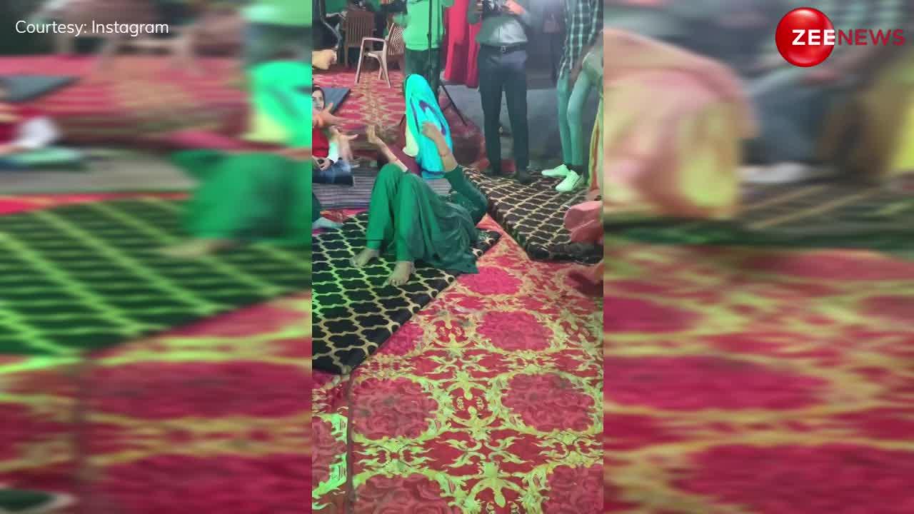 2 पेग लगाकर शादी में फैल गई देसी भाभी, जमीन पर लेट-लेटकर किया श्रीदेवी के गाने 'मैं नागिन तू सपेरा' पर झन्नाटेदार डांस